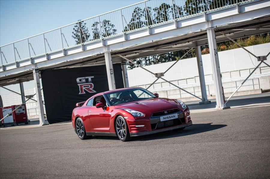  Nissan GT-R 2015 года  (JP) (фото 5 из 10)